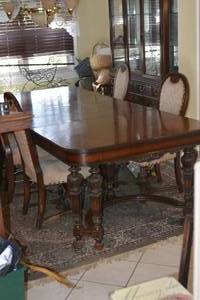 Dining Room Table with Chairs and 3 leaves
