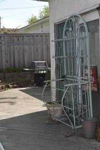 Outdoor bakers rack and pots