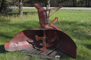 lot 11 image: 7 ARPS PTO driven snow blower with PTO shaft
