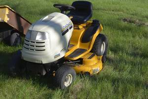 lot 14 image: Cub Cadet Lawn Mower LT150 Hydrostatic Drive