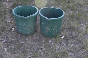 lot 18 image: heated buckets