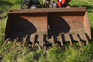 lot 24 image: 6 manure bucket