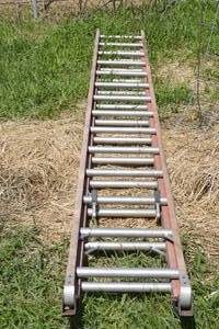 lot 31 image: Keller 512 28ft Type IA Fiberglass D-Rung Extension Ladder