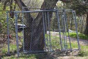 lot 33 image: Chain link fence pieces