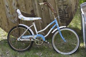lot 47 image: Galaxy Free Style Banana Seat Bike