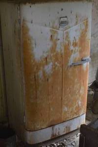 lot 48 image: late 40s early 50s hotpoint refrigerator