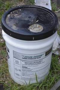 lot 63 image: Bucket of john deere trans hydraulic fluid