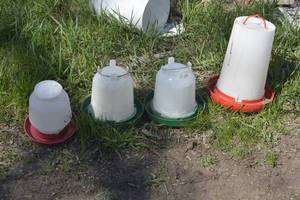 lot 78 image: Hanging feeders