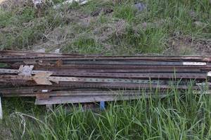 lot 80 image: pallet of used T posts
