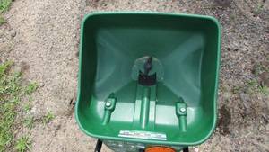 lot 33 image: Fertilizer Spreader