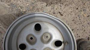lot 27 image: (4) 4 Bolt Rims