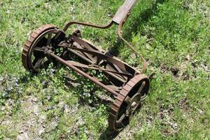 lot 258 image: Vintage Manual Push Mower