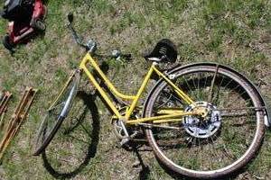 lot 259 image: Schwinn 20 Womens Single-speed Street Bike Yellow Frame