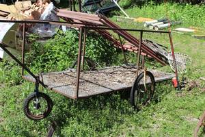 lot 269 image: Custom Metal FrameMetal Grate Bed 3-Wheel Cart