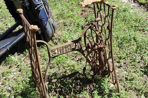 lot 281 image: Vintage Singer Metal Sewing Machine Stand