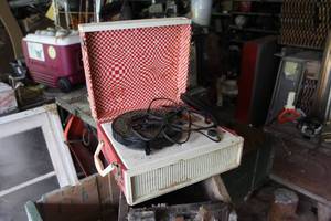 lot 348 image: Vintage Sears Solid State Portable Record Player with Carry Case