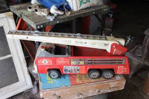 lot 392 image: Vintage Tonka Childrens Metal Fire Truck