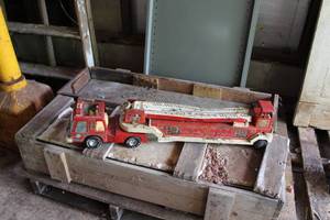 lot 394 image: Vintage Tonka Childrens Metal Hook and Ladder Fire Engine