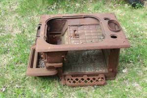 lot 424 image: Vintage Cast Iron Stove