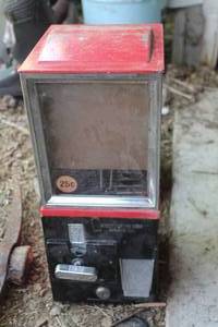lot 528 image: Victor Vending Corp $.25 Candy Vending Machine