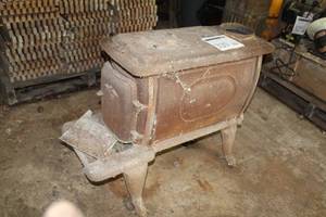 lot 320 image: Cast Iron Stove
