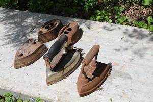 lot 450 image: Lot of (5) Vintage Irons