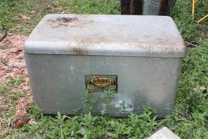 lot 486 image: Vintage Cromstroms Cronco Cooler Metal Chest Cooler