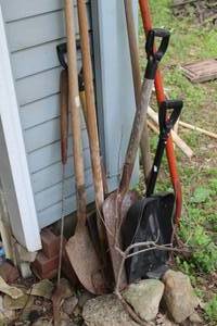 lot 511 image: Lot of (8) Yard Hand Tools