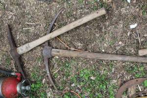 lot 514 image: Lot of (2) Vintage Pick Axes