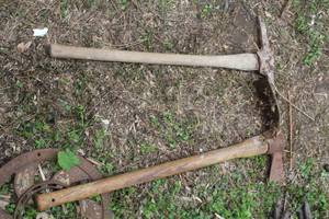 lot 515 image: Lot of (2) Vintage Pick Axes