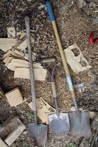 lot 537 image: Lot of (3) Garden Hand Tools - Long Handle Spade, T-Handle Spade, Flat Shovel