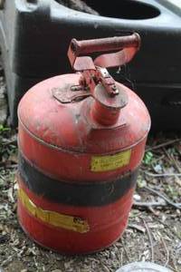 lot 542 image: Vintage Red Metal Fuel Can