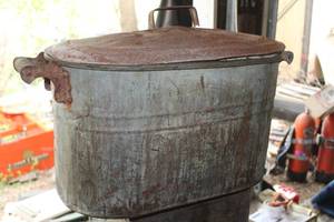 lot 562 image: Vintage Metal Pot with Lid