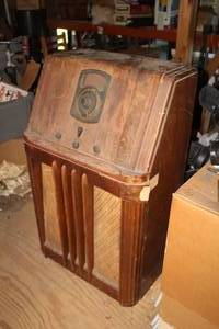 lot 186 image: Vintage Philco Model 38-3 Radio