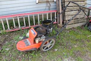 lot 212 image: Ariens ST622 Gas Weed Wacker