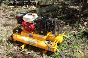 lot 237 image: Campbell Hausfeld 8-Gallon 5.5 hp Honda GX160 Air Compressor