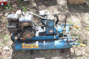 lot 238 image: Emglo 5 hp Briggs & Stratton Air Compressor with 1-wheel Cart