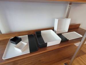 lot 33 image: Modern Dcor Dishware