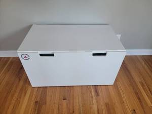 lot 42 image: Spacious White Storage Crate