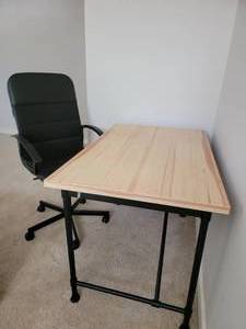 lot 28 image: Plank Top Student Desk & Chair with Lamp