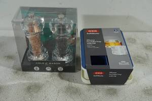 NEW Cole and Mason Grinder Set plus Silicone Ice Cube Tray