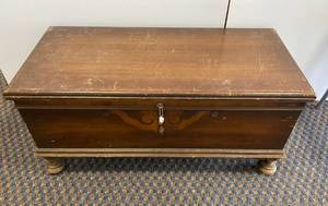 Vintage Lane Cedar Chest With Key