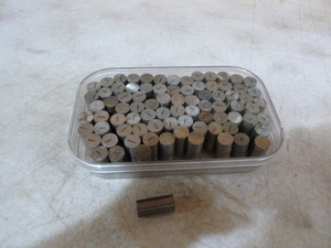 lot 232 image: Lot of Magnets