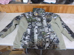 lot 260 image: Mossy Oak Yukon Gear Hunting Jacket