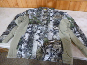lot 261 image: Mossy Oak Yukon Gear Hunting Jacket