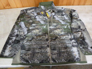 lot 263 image: Mossy Oak Yukon Gear Hunting Jacket