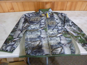 lot 264 image: Mossy Oak Yukon Gear Hunting Jacket