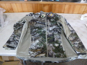 lot 266 image: Mossy Oak Yukon Gear Hunting Jacket