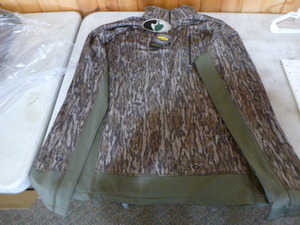 lot 269 image: Mossy Oak Yukon Gear Pull-Over Hunting Jacket