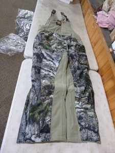lot 283 image: Mossy Oak Yukon Gear Hunting Bibs